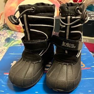 Like New w Box Boys Totes Snow boots wore 2x size 6